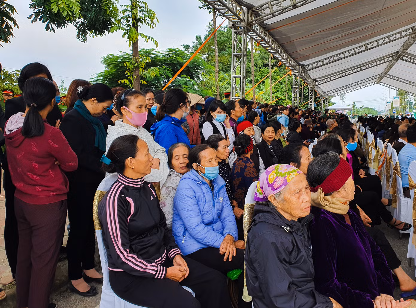 Xúc động hình ảnh người dân đẩy xe lăn đến viếng Thiếu tướng Nguyễn Hữu Hùng ảnh 1