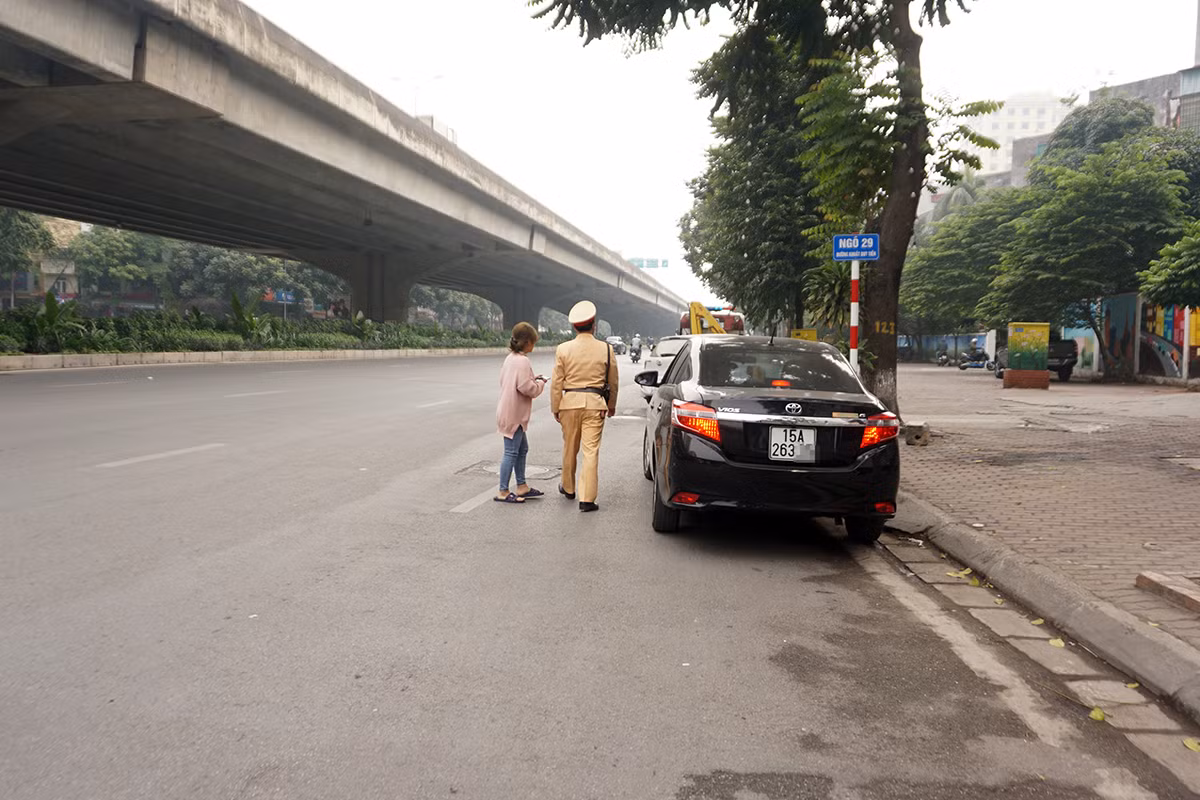 Dán thông báo phạt ‘nguội’ lên ô tô dừng đỗ sai quy định ở Hà Nội ảnh 1