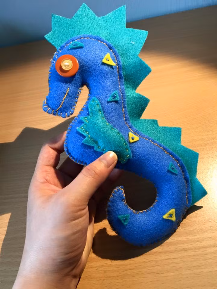 Mẹ Việt ở Anh làm 'thế giới đồ chơi handmade' sinh động cho con ảnh 10
