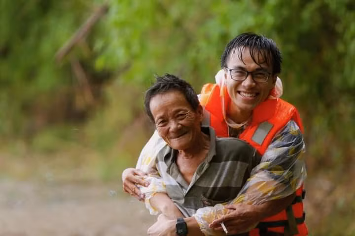 Người trẻ phát ‘sốt’ với du lịch tại chỗ: Săn mây, ngắm lá phong ảnh 5