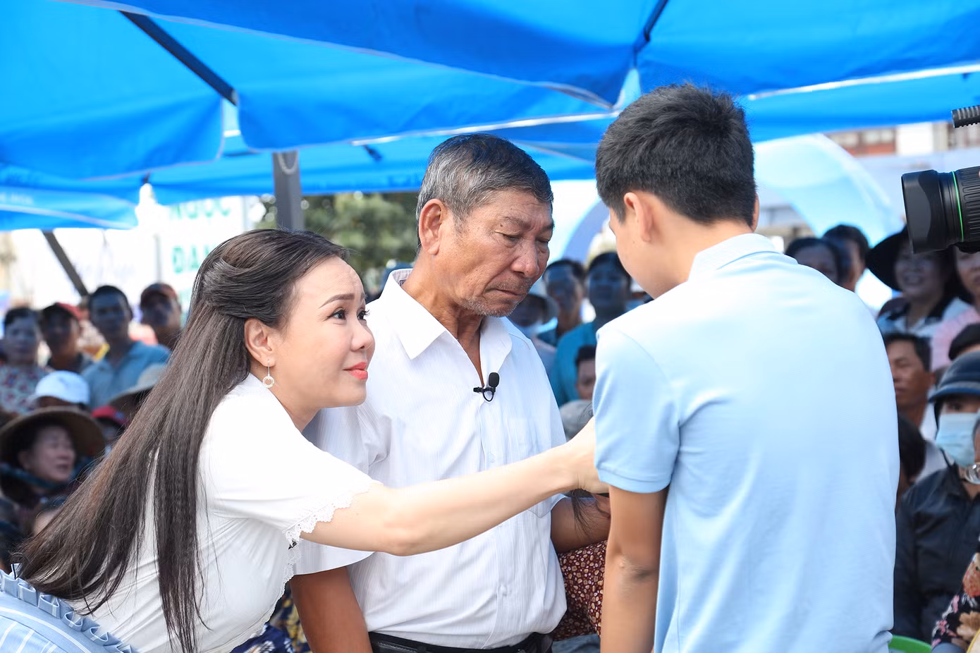 Việt Hương khóc nức nở khi cậu bé viêm tủy ôm chầm lấy người mẹ điên ảnh 4