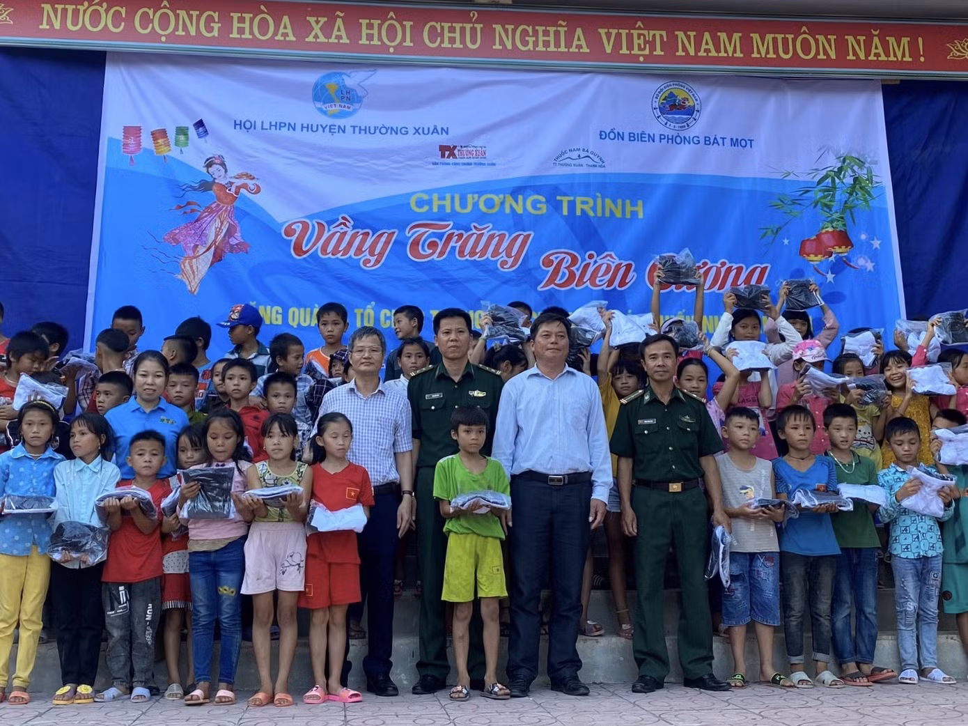 Lung linh ‘Vầng trăng biên cương’ ảnh 1
