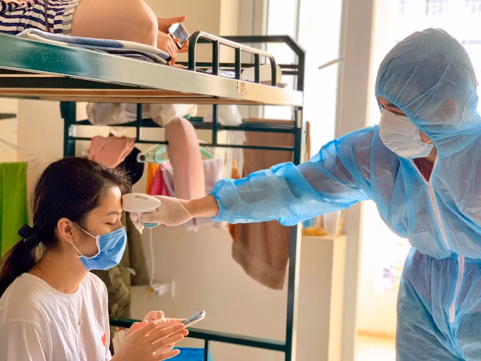 Ngày bận rộn của các bác sĩ sống trong khu cách ly Sơn Tây ảnh 5