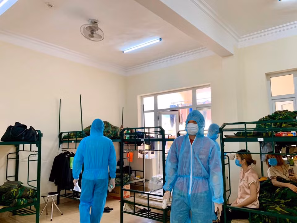 Ngày bận rộn của các bác sĩ sống trong khu cách ly Sơn Tây ảnh 4