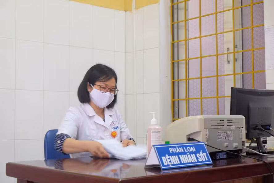 Ngày bận rộn của các bác sĩ sống trong khu cách ly Sơn Tây ảnh 10