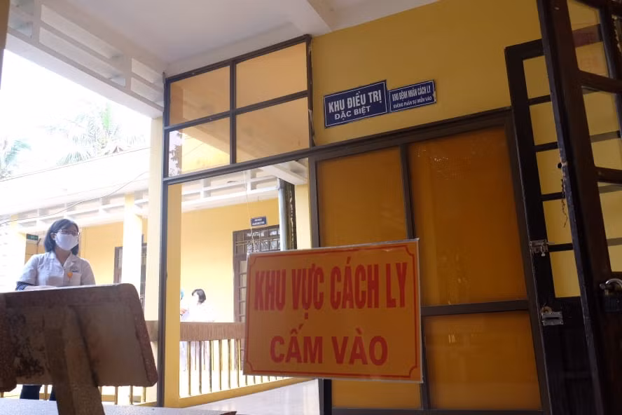 Ngày bận rộn của các bác sĩ sống trong khu cách ly Sơn Tây ảnh 12