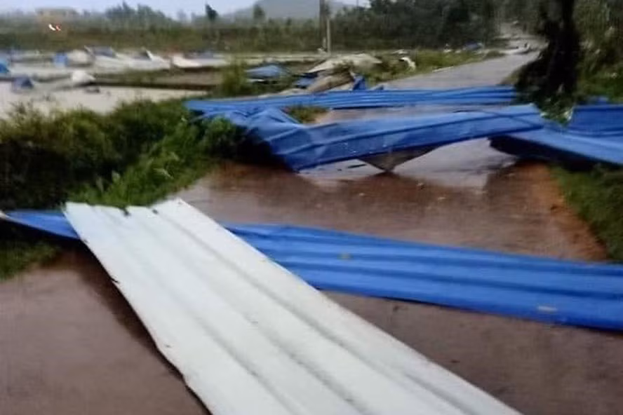 Dông lốc kéo sập nhà xưởng ở Vĩnh Phúc, hàng chục người thương vong ảnh 1