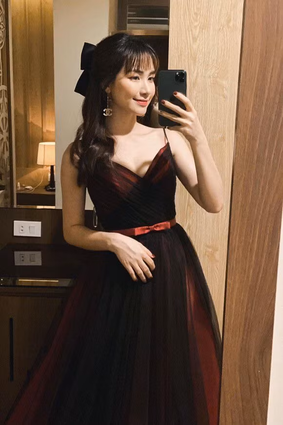 Hoà Minzy diện váy đỏ đen huyền bí; Chi Pu thăng hạng nhan sắc nhờ cách phối đồ sang chảnh ảnh 6