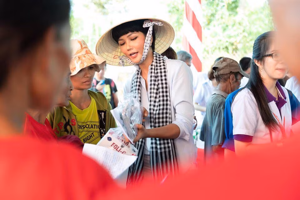 Hoà Minzy diện váy đỏ đen huyền bí; Chi Pu thăng hạng nhan sắc nhờ cách phối đồ sang chảnh ảnh 2