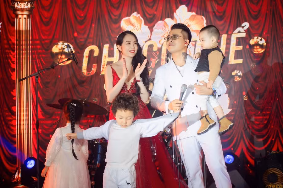 Vợ chồng ca sĩ Tuấn Hưng lần đầu cùng 3 thiên thần nhỏ xuất hiện trên sân khấu ảnh 4
