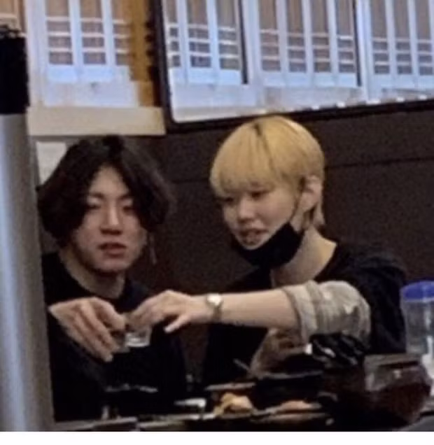 Scandal bủa vây Jungkook BTS: Từ nghi vấn hẹn hò gái lạ, tai nạn xe hơi đến “Itaewon“ ảnh 3