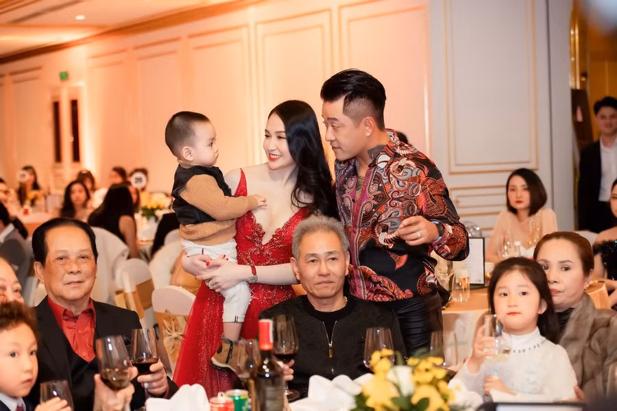 Vợ chồng ca sĩ Tuấn Hưng lần đầu cùng 3 thiên thần nhỏ xuất hiện trên sân khấu ảnh 2