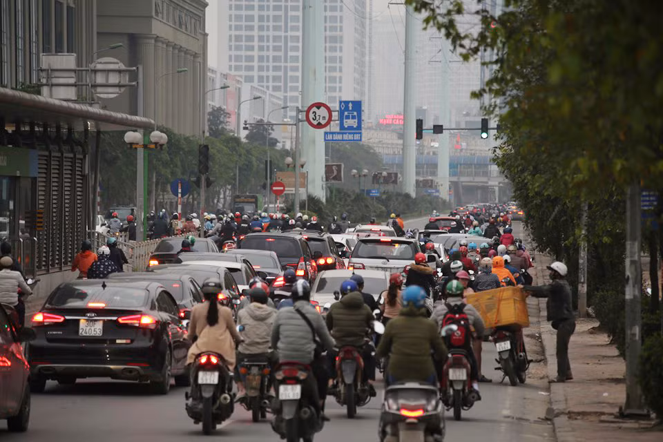 Cửa ngõ Thủ đô tấp nập phương tiện ngày cuối hết cách ly toàn xã hội ảnh 10