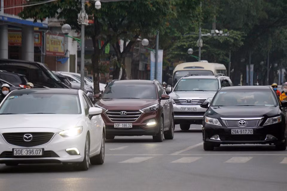 Cửa ngõ Thủ đô tấp nập phương tiện ngày cuối hết cách ly toàn xã hội ảnh 5