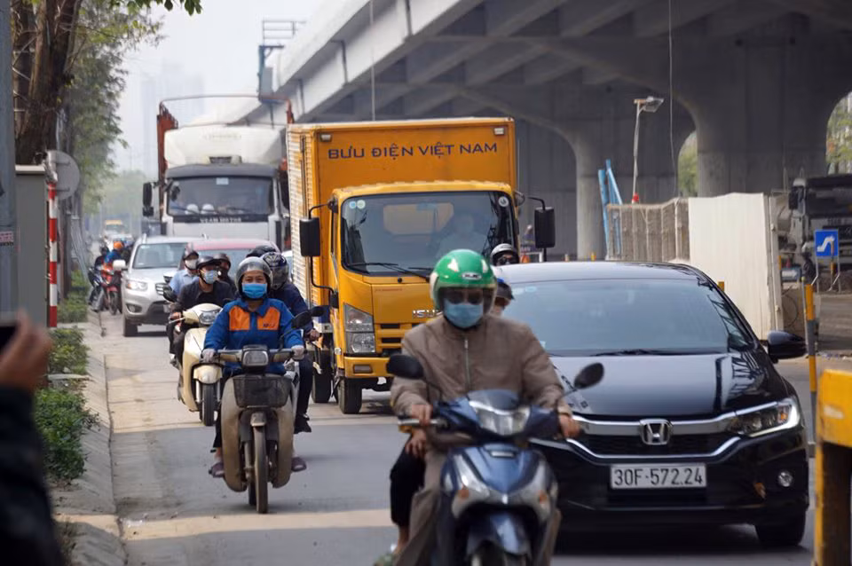 Cửa ngõ Thủ đô tấp nập phương tiện ngày cuối hết cách ly toàn xã hội ảnh 9