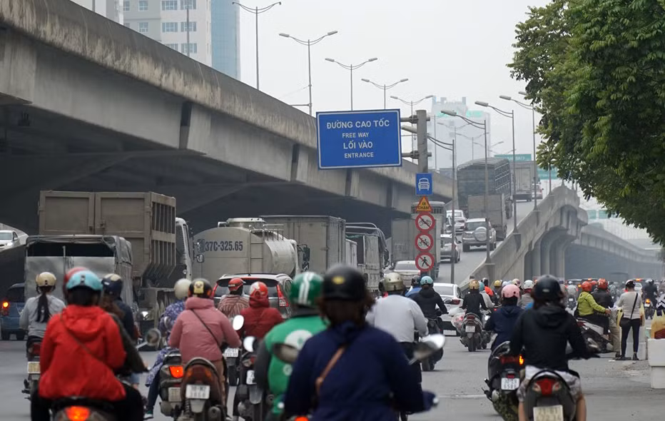 Cửa ngõ Thủ đô tấp nập phương tiện ngày cuối hết cách ly toàn xã hội ảnh 8