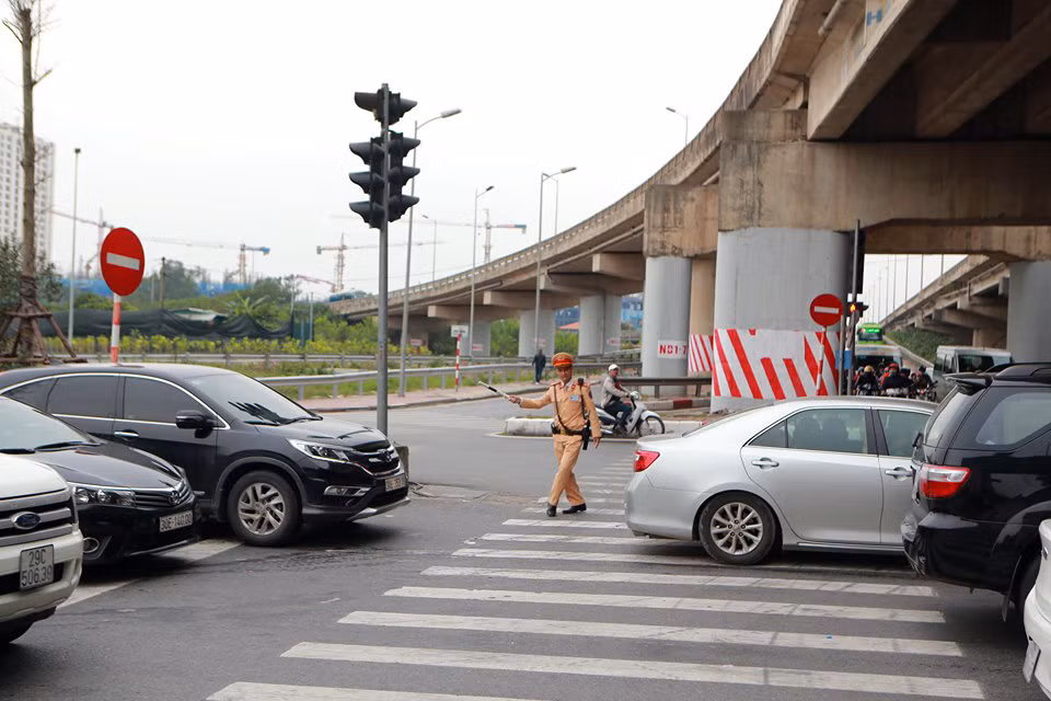 Người dân trở lại Hà Nội sau Tết, cao tốc Pháp Vân - Cầu Giẽ tắc dài ảnh 7