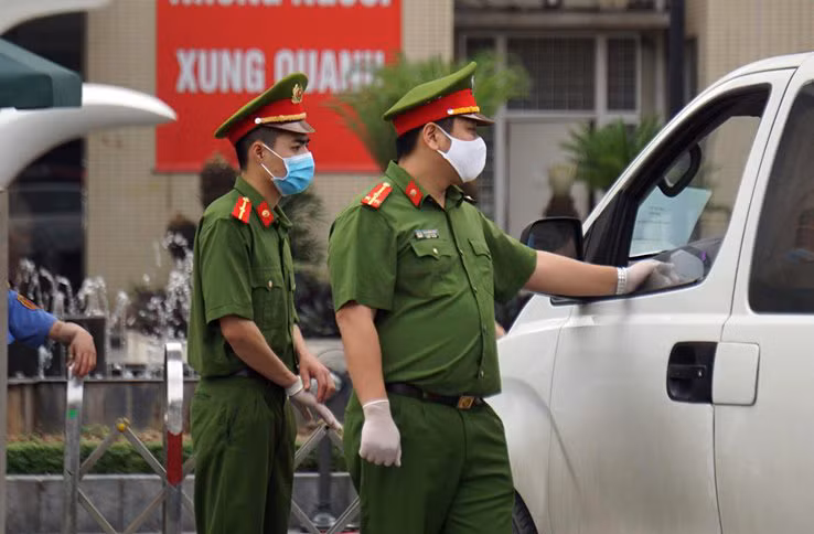 Lập chốt bảo vệ, siết chặt an ninh quanh Bệnh viện Bạch Mai ảnh 6
