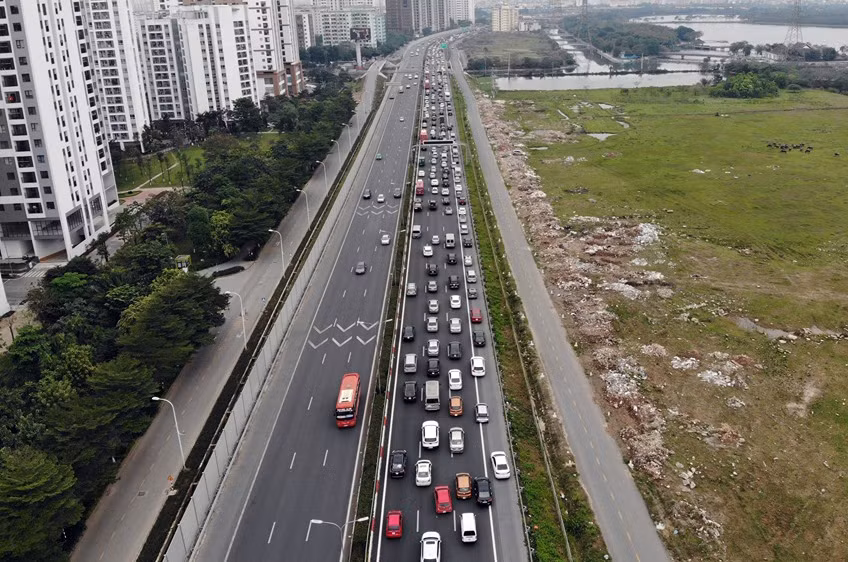 Người dân trở lại Hà Nội sau Tết, cao tốc Pháp Vân - Cầu Giẽ tắc dài ảnh 1