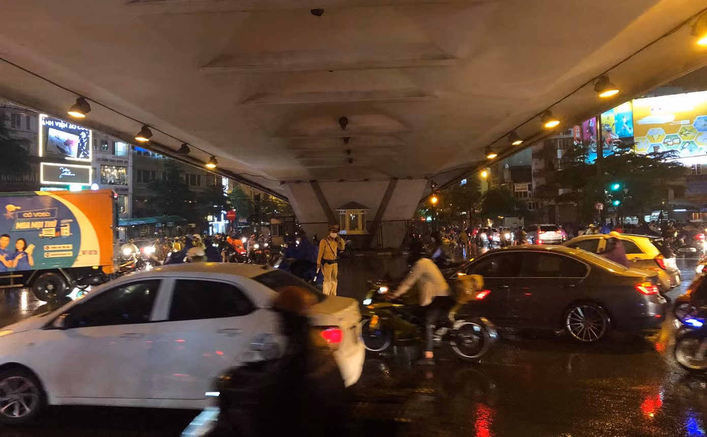 Giao thông tại nhiều tuyến phố Hà Nội tê liệt sau cơn mưa lớn ảnh 7