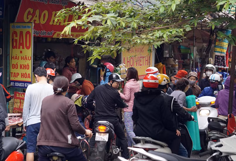 Bố của bệnh nhân thứ 17 đã tiếp xúc bao nhiêu người? ảnh 4 Bố của bệnh nhân thứ 17 đã tiếp xúc bao nhiêu người? ảnh 4