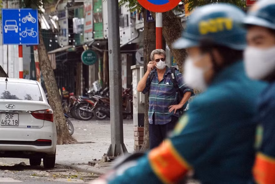 Cảnh sát nhắc nhở hàng trăm người dân ra Hồ Gươm tập thể dục ảnh 5