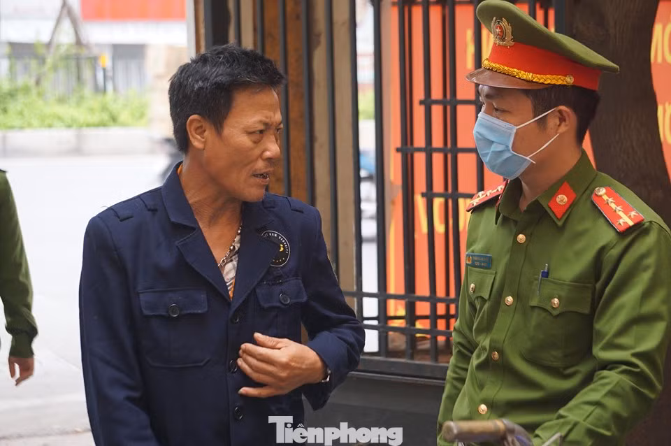 Xử phạt hàng loạt người không đeo khẩu trang khi ra đường ngày đầu cách ly toàn xã hội ảnh 1