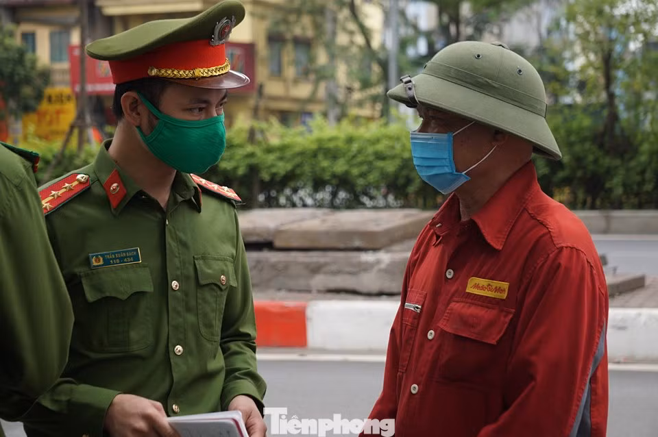 Xử phạt hàng loạt người không đeo khẩu trang khi ra đường ngày đầu cách ly toàn xã hội ảnh 2
