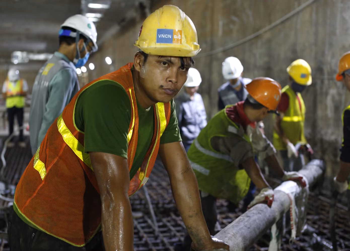 Trắng đêm đổ bê tông hợp long ga ngầm trên phố Kim Mã ảnh 9