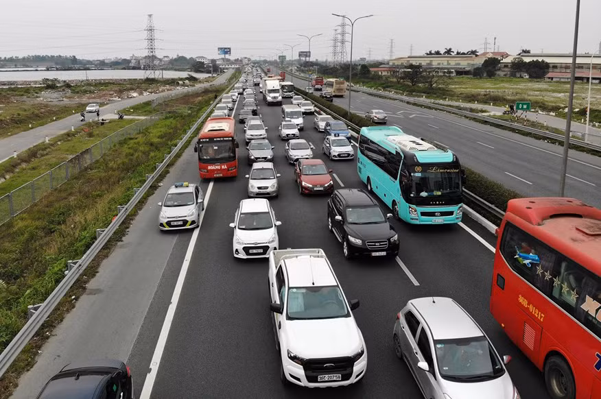Người dân trở lại Hà Nội sau Tết, cao tốc Pháp Vân - Cầu Giẽ tắc dài ảnh 2