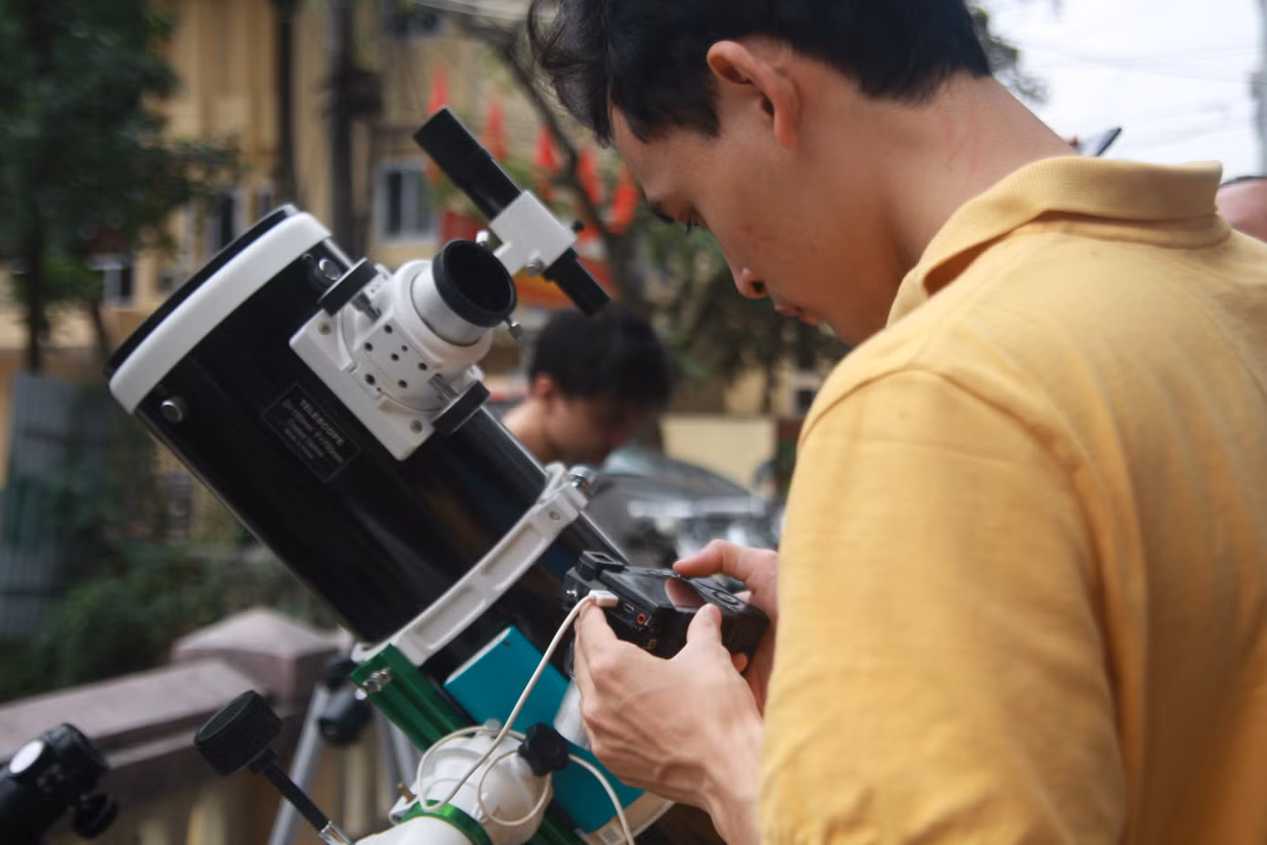 Người Hà Nội thích thú ngắm nhật thực 'vòng tròn lửa' cực hiếm ảnh 7