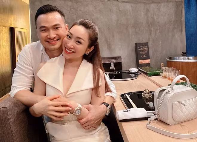 Hé lộ cơ ngơi trăm tỷ của bạn gái kém Chi Bảo 16 tuổi ảnh 1