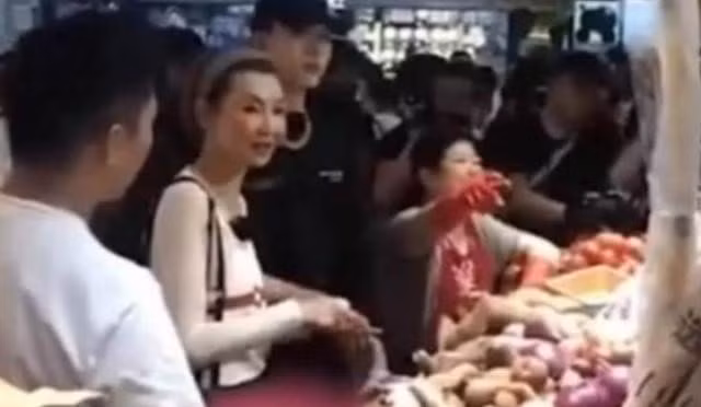 “Nữ thần” sắc đẹp U50: Gia sản tiền tỷ, 30 năm vẫn lái chiếc xe cũ và thích mua đồ vỉa hè ảnh 19