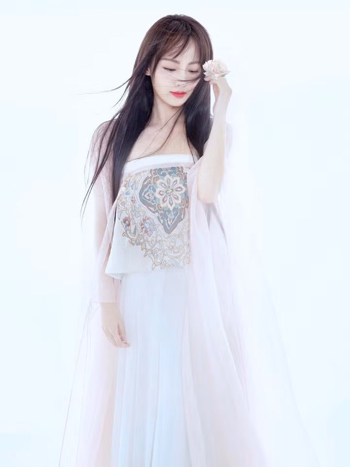 “Nàng thơ của Quỳnh Giao” được chồng tặng mỗi năm trăm tỷ tiền tiêu vặt vì 12 năm “sạch“ ảnh 8