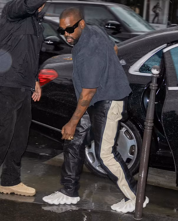 Vừa mở bán, mẫu giày “mây trắng” của Kanye West “cháy hàng” chỉ trong vòng 1 phút ảnh 3