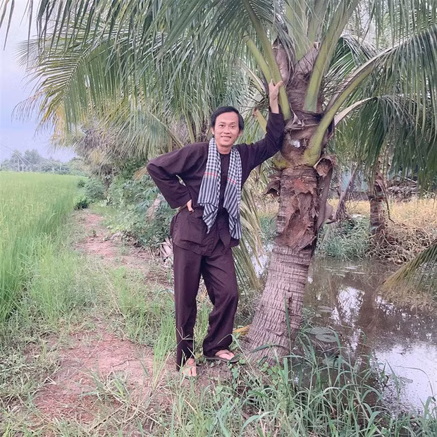 “Chủ tịch mạng xã hội” Hoài Linh bất ngờ lên đồ chuẩn “soái ca”, tái xuất với dự án mới? ảnh 1