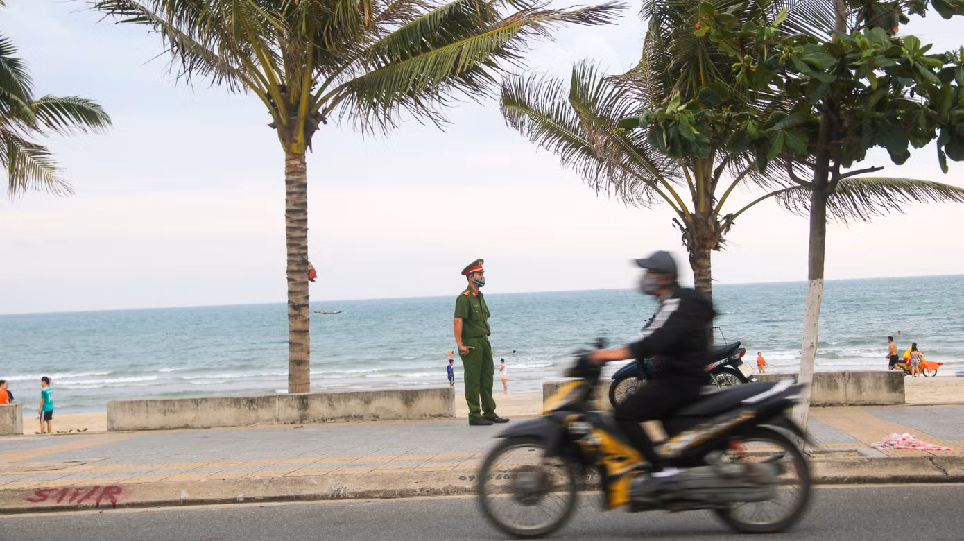 Người dân Đà Nẵng đổ xô đi tắm biển ngày đầu nới lỏng giãn cách xã hội ảnh 8
