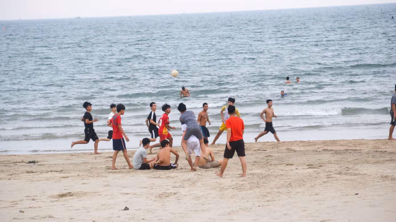 Người dân Đà Nẵng đổ xô đi tắm biển ngày đầu nới lỏng giãn cách xã hội ảnh 7