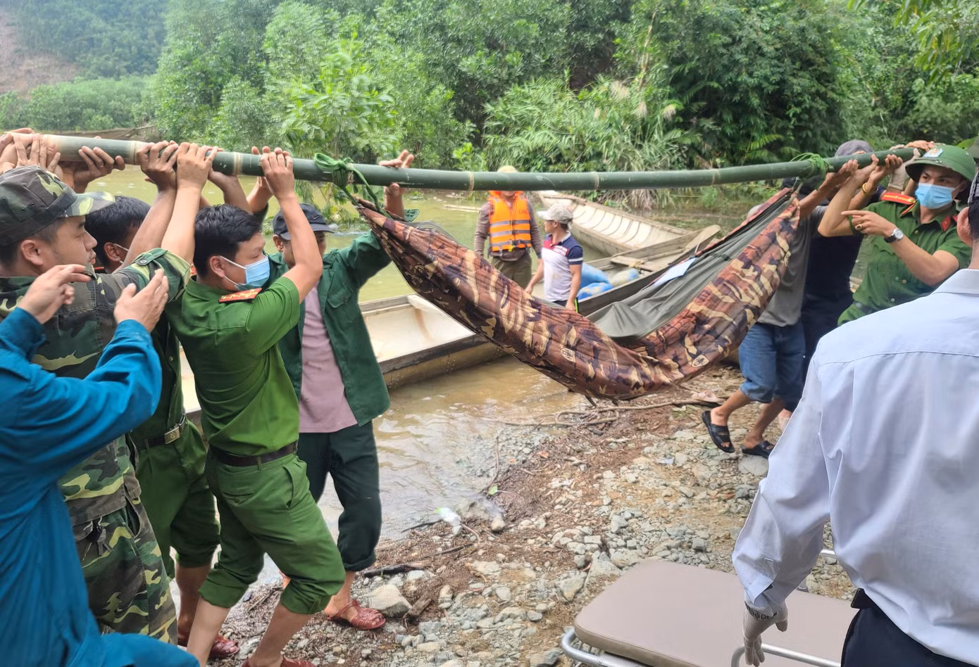 Thuỷ điện Rào Trăng 3: Tìm thấy 19 người, đưa thi thể đầu tiên ra ngoài ảnh 1