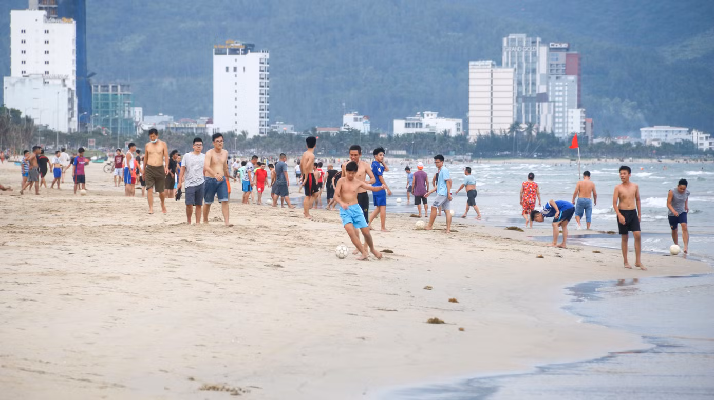 Người dân Đà Nẵng đổ xô đi tắm biển ngày đầu nới lỏng giãn cách xã hội ảnh 6