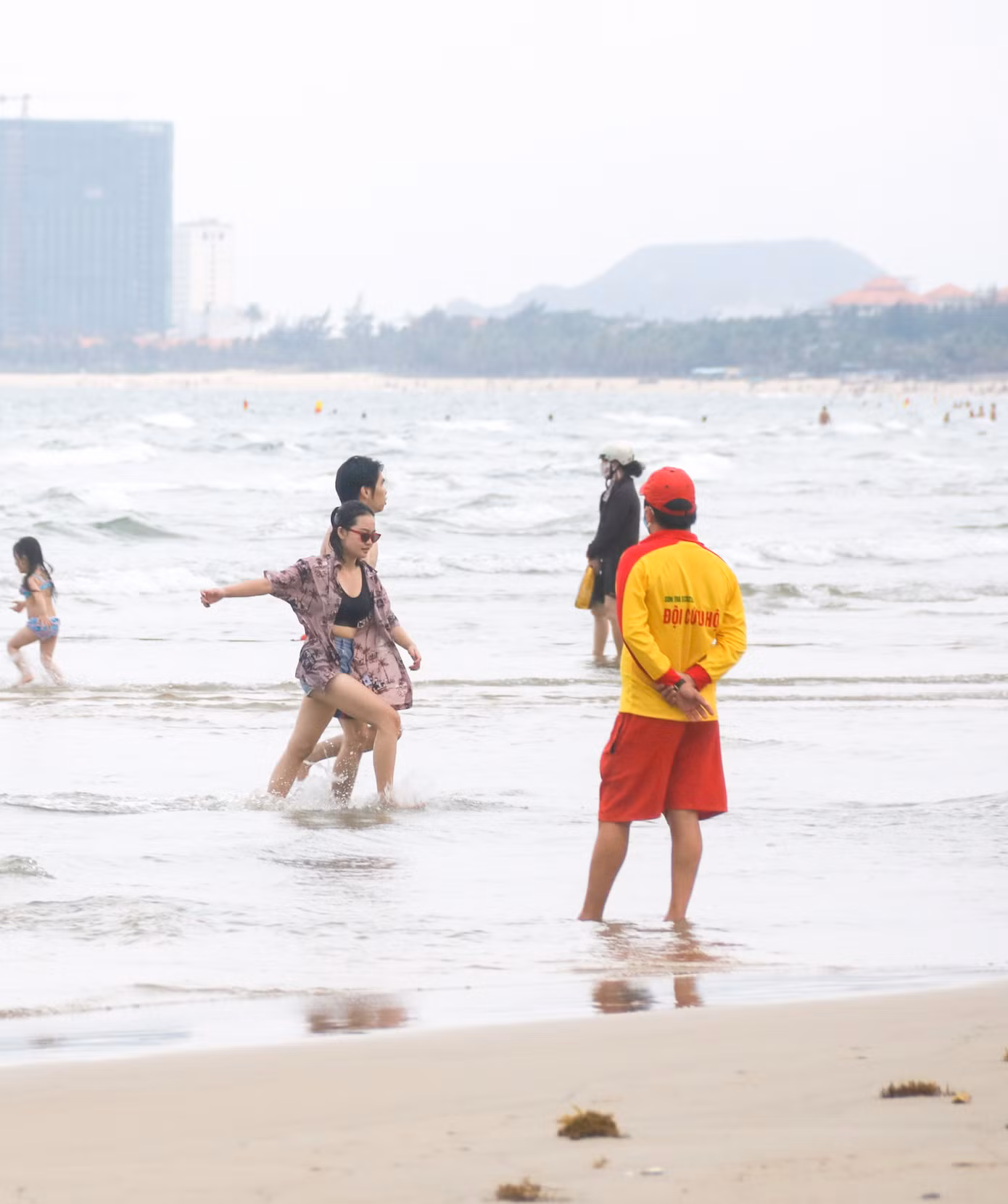 Người dân Đà Nẵng đổ xô đi tắm biển ngày đầu nới lỏng giãn cách xã hội ảnh 5