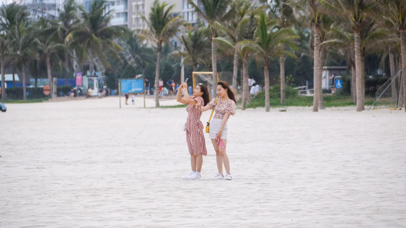 Người dân Đà Nẵng đổ xô đi tắm biển ngày đầu nới lỏng giãn cách xã hội ảnh 4
