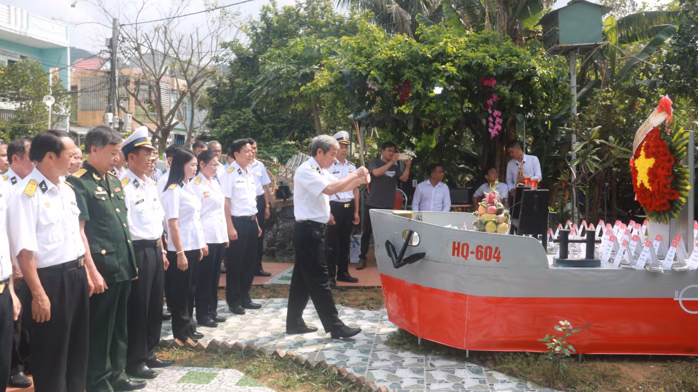 Tưởng niệm 64 liệt sĩ Gạc Ma: Những bài vị trên con tàu HQ-604 ảnh 2