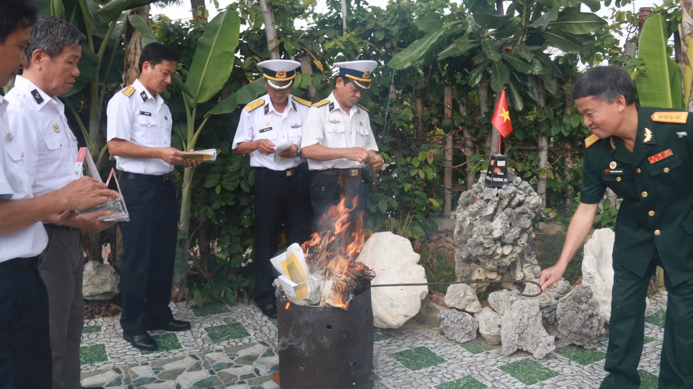 Tưởng niệm 64 liệt sĩ Gạc Ma: Những bài vị trên con tàu HQ-604 ảnh 9