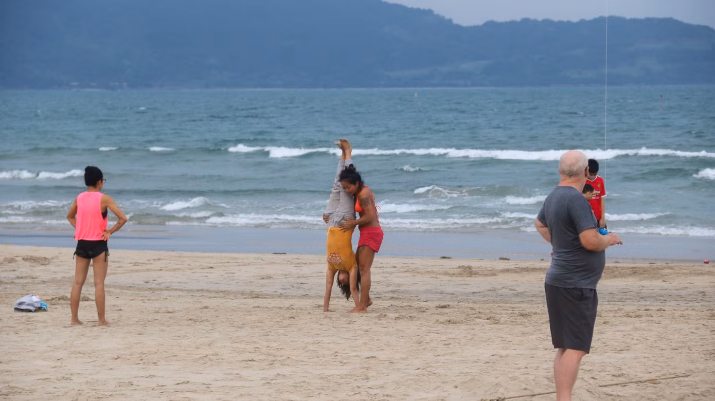 Người dân Đà Nẵng đổ xô đi tắm biển ngày đầu nới lỏng giãn cách xã hội ảnh 11