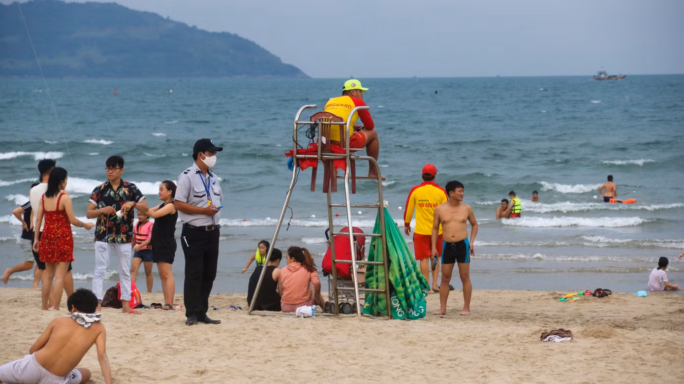 Người dân Đà Nẵng đổ xô đi tắm biển ngày đầu nới lỏng giãn cách xã hội ảnh 12