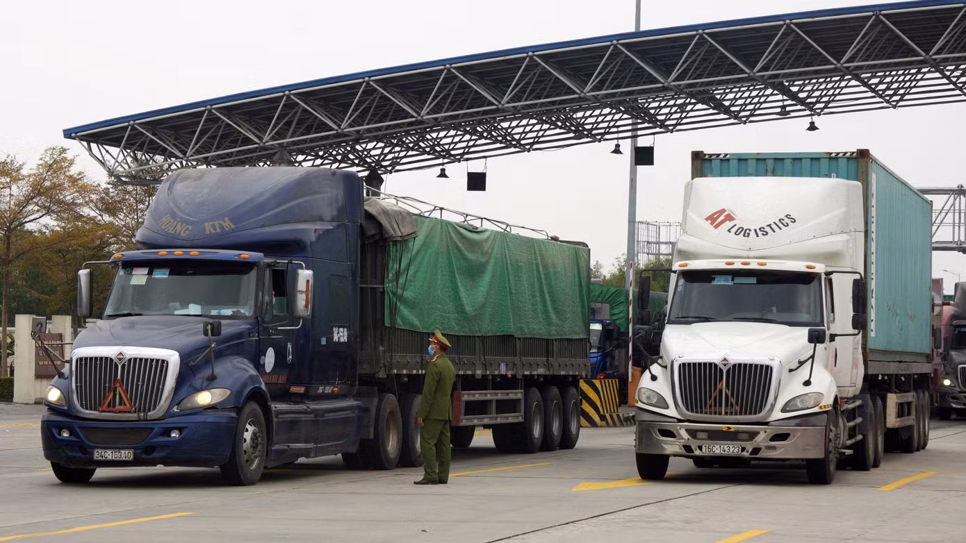 Xe tải, container nối đuôi hàng km trên cao tốc Hà Nội - Hải Phòng chờ khai báo y tế ảnh 6