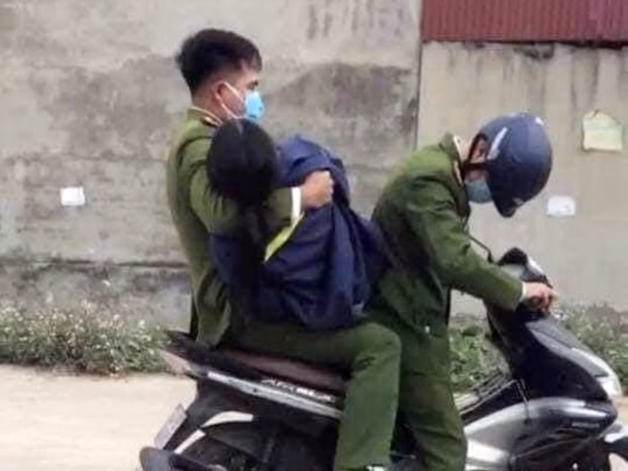 Làm việc quá tải, nữ nhân viên y tế ngất xỉu tại điểm lấy mẫu xét nghiệm ảnh 1