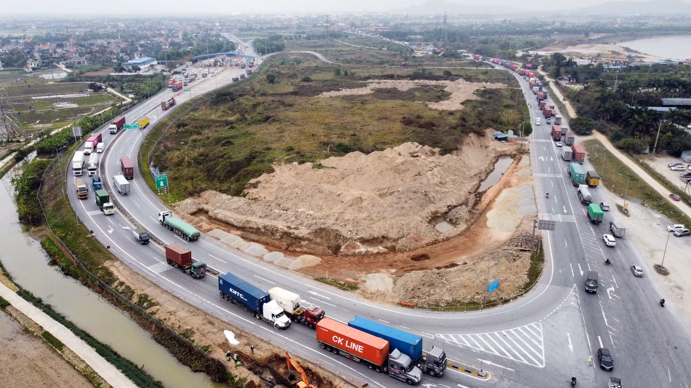 Xe tải, container nối đuôi hàng km trên cao tốc Hà Nội - Hải Phòng chờ khai báo y tế ảnh 10