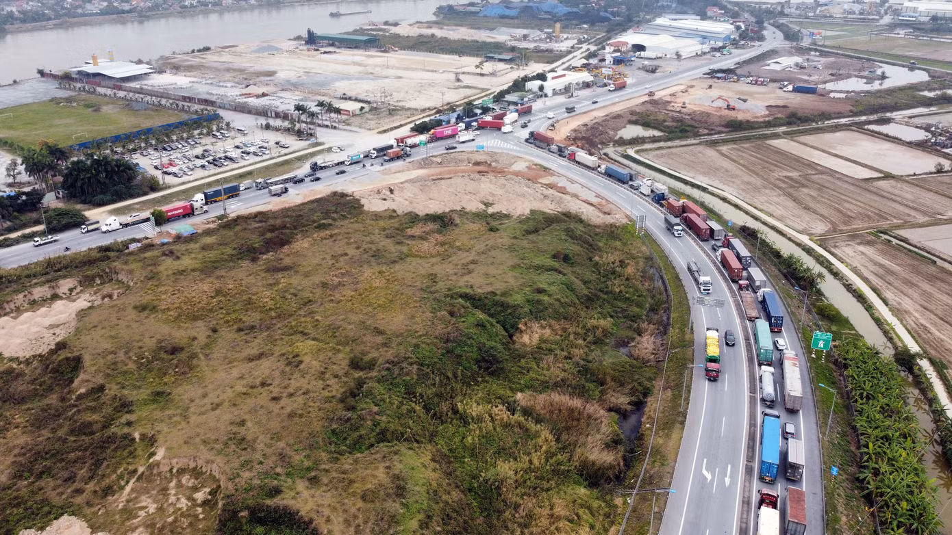 Xe tải, container nối đuôi hàng km trên cao tốc Hà Nội - Hải Phòng chờ khai báo y tế ảnh 9